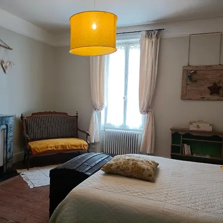 Chateau D'arfeuilles Et Tables D'hotes Oda ve Kahvaltı *