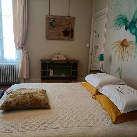 Couette-café Château D'arfeuilles Et Tables D'hôtes *