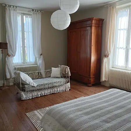 Couette-café Château D'arfeuilles Et Tables D'hôtes Arfeuilles