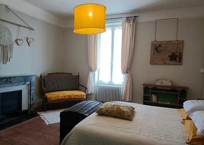 Chateau D'arfeuilles Et Tables D'hotes Отель типа 